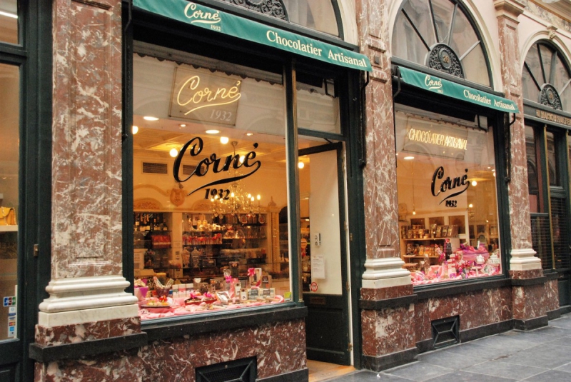 vitrine-SAORGE-min_chocolate_chocolaterie_shop_luxury_chic_gallery_brussels_belgium-558146